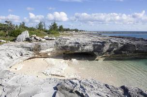 grandioso bahama isla erosionado línea costera y un pequeño playa foto