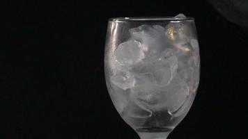 schleppend Bewegung von funkelnd Wasser Cola gießen das Glas mit schwarz Hintergrund. video