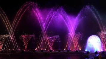 Magie von Wasser Licht Brunnen beim dok krai Reservoir Rayong Thailand. video