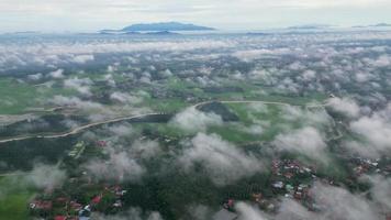 drone coup mouche plus de blanc nuage couverture malais village video