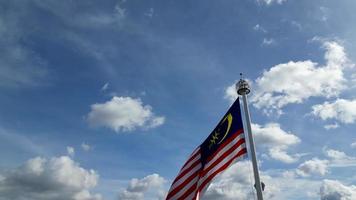 tournant vue jalur gemilang Malaisie drapeau à dataran Merdeka video