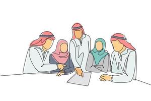 un dibujo de línea continua de jóvenes empresarios musulmanes discutiendo juntos un proyecto de acuerdo mientras se reúne el equipo. ropa islámica shemag, bufanda, hijab. Ilustración de vector de diseño de dibujo de una sola línea