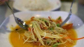 Person Essen Papaya Salat, Thai Essen video