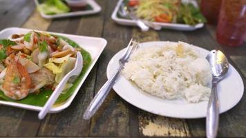 épicé Fruit de mer et nouille et saucisse salade, thaï nourriture, de droite à gauche la poêle coup video