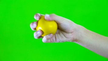 Hand halten ein Stress Ball mit Grün Bildschirm video