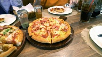 detailopname persoon aan het eten pizza video