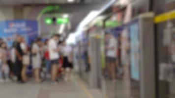 beaucoup gens queue attendez pour le train aérien, abstrait brouiller Contexte video