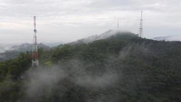 Antenne Aussicht Morgen Nebel Wolke beim drei Telekommunikation Turm video