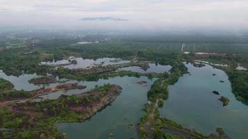 antenne visie nevelig dag Bij groen weelderig meer video