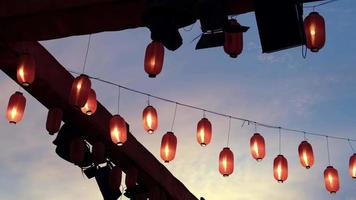 Japonais lanterne agitant pendant le coucher du soleil heure video