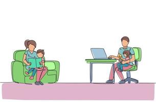 Un dibujo de una sola línea del libro de lectura de la joven mamá a su hijo y papá sentados en el sofá y escribiendo en la computadora portátil en la ilustración de vector de casa. concepto de crianza de los hijos de familia feliz. diseño moderno de dibujo de línea continua