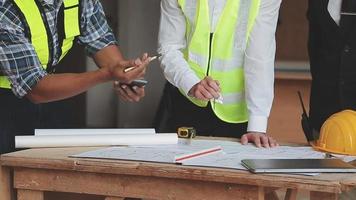 arquitecto hombre trabajando con ordenador portátil y planos, ingeniero inspección en lugar de trabajo para arquitectónico plan, bosquejo un construcción proyecto ,selectivo foco,negocio concepto Clásico color video