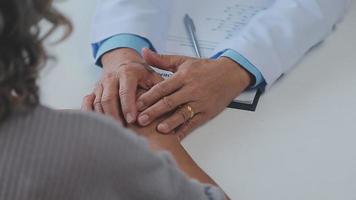 proche en haut de femelle médecin en utilisant stéthoscope en mettant battre cœur diagnostiquer avec patient dans examen pièce à une hôpital, vérification corps, médical et santé se soucier concept. video