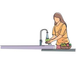 El dibujo continuo de una línea una mujer estaba lavando la fruta en el fregadero de las bacterias que se adhieren a ella a fondo. usando salpicaduras y flujo de agua. Ilustración gráfica de vector de diseño de dibujo de una sola línea.