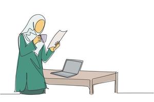 un dibujo de línea continua del joven gerente de marketing de Muslimah leyendo el informe de ventas de un miembro del equipo mientras sostiene una taza de café. Beber café concepto ilustración de diseño de dibujo de una sola línea vector