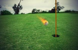 ardiente golf pelota cerca el agujero en un césped campo foto