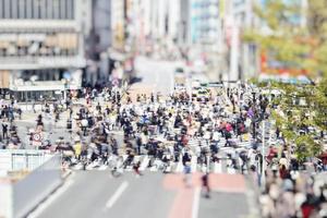 shibuya paso de peatones en tokio, Japón, con caminando personas foto