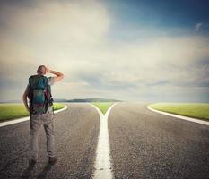 empresario en frente de un cruce debe Seleccione el Derecha camino foto