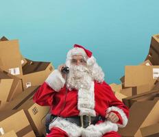 Papa Noel claus recibe teléfono llamadas para regalos solicitud foto