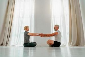 marido y esposa hacer yoga ejercicio juntos a hogar foto