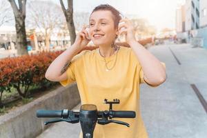 niña paseos un bicicleta mientras escuchando a música con auriculares foto