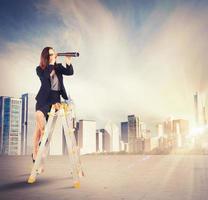 mujer de negocios mirando para nuevo metas foto