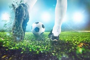 fútbol americano escena a noche partido con cerca arriba de un fútbol zapato golpear el pelota foto