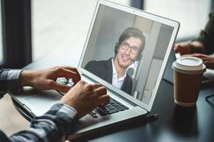 empresario es trabajando en remoto con un videollamada debido a cuarentena de coronavirus COVID-19. concepto de inteligente trabajando foto