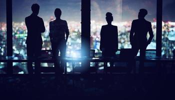 negocio personas en frente de ventana Mira lejos. futuro visión, trabajo en equipo puesta en marcha un camaradería concepto foto