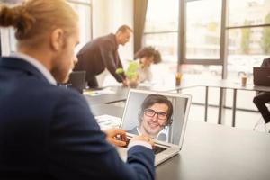 empresario es trabajando en remoto con un videollamada debido a cuarentena de coronavirus COVID-19. concepto de inteligente trabajando foto