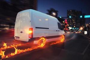 súper rápido entrega de paquete Servicio con camioneta con ruedas en fuego. 3d representación foto