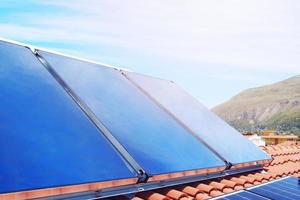 renovable energía sistema con solar panel para electricidad y caliente agua foto