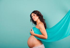embarazada mujer esperando un niño caricias su barriga foto