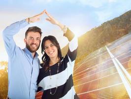 familia usos renovable energía sistema con solar panel foto