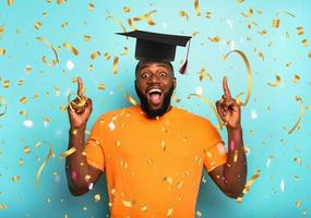 hombre es contento a tener logrado graduación y éxito en estudios foto