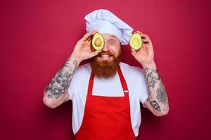 cocinero cubrir su ojo con un aguacate foto