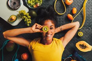 contento mujer comer sano y trenes en el gimnasio foto