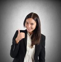 positivo y sonriente mujer de negocios foto