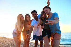 grupo de amigos teniendo divertido en el playa. concepto de Hora de verano foto