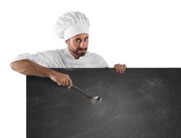 cocinero con cucharón y tablero foto