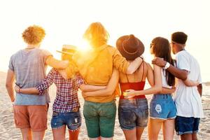 grupo de contento amigos teniendo divertido a Oceano playa foto