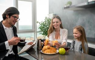 contento familia tener un desayuno a hogar foto