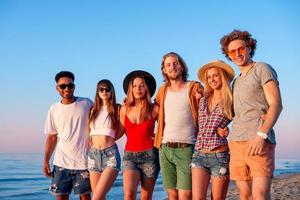 grupo de amigos teniendo divertido en el playa foto