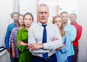 negocio personas equipo en oficina Mira lejos. futuro visión, trabajo en equipo puesta en marcha un camaradería concepto foto