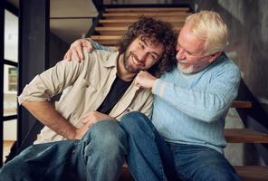 padre y hijo jugar juntos a hogar. concepto de familia relación foto