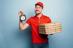 mensajero es puntual a entregar con rapidez pizzas cian antecedentes foto