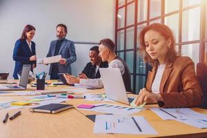 grupo de negocio personas tener un reunión acerca de empresa estadísticas foto