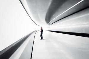 hombre en un futurista túnel foto