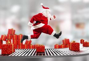 Papa Noel claus carreras en el transportador cinturón a organizar entregas a Navidad hora foto