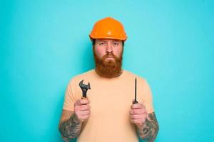 trabajador con amarillo sombrero es confuso acerca de su trabajo foto